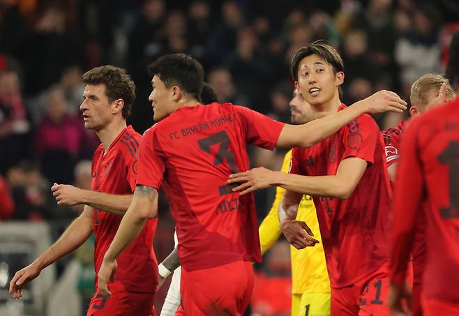 김민재(가운데)와 이토 히로키. 사진=신화 연합뉴스