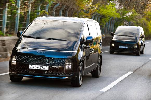 현대차 '스타리아' 하이브리드 모델 주행 모습.  [사진=현대자동차]