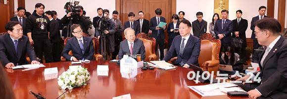 우원식 국회의장과 경제단체장들이 지난해 12월17일 서울 여의도 국회의장실에서 열린 경제단체 비상간담회에서 대화를 나누는 모습. 이날 간담회에는 손경식 한국경영자총협회 회장, 최태원 대한상공회의소 회장, 김기문 중소기업중앙회 회장, 윤진식 한국무역협회 회장이 참석했다. [사진=곽영래 기자]