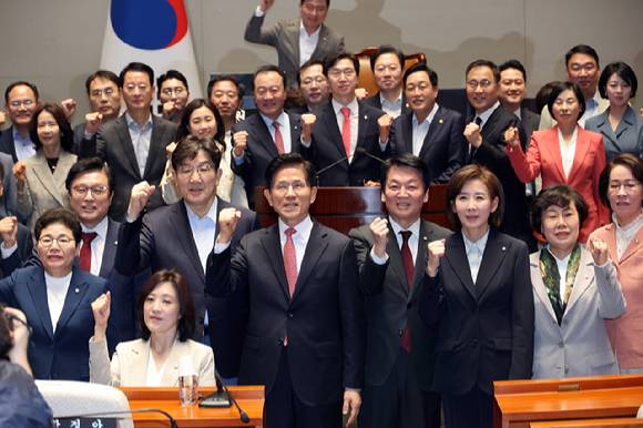 국민의힘 김문수 대선 후보가 11일 서울 여의도 국회에서 열린 의원총회에서 의원들과 기념 촬영하고 있다.  [사진=연합뉴스]