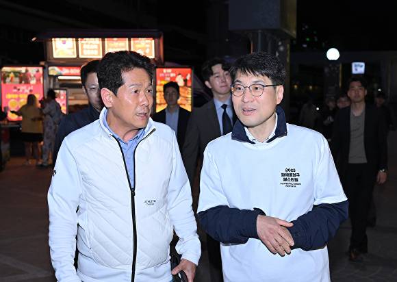 김정기 대구시당 권한대행이 칠성야시장 관계자와 환담을 나누고 있다 [사진=대구시]