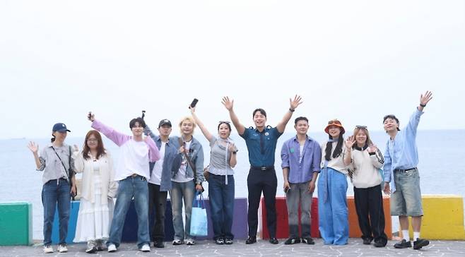 제주 경찰과 함께한 JJ프렌즈. 해안을 배경으로 캠페인 정신을 외치고 있다. (제주관광공사 제공)