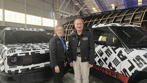 이석희 SK온 대표이사 사장(오른쪽)과 크리스 바먼 슬레이트 최고경영책임자가 지난달 24일(현지시간) 미국 캘리포니아주 롱비치에서 열린 슬레이트 신차 공개 행사에서 기념 촬영하고 있다. 사진 SK온