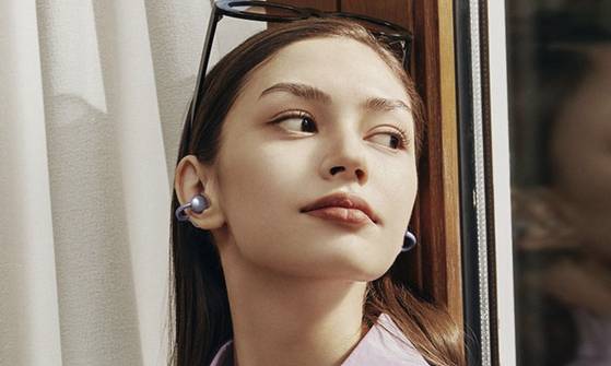 화웨이도 글로벌 누적 판매량 200만대를 돌파한 ‘프리클립’을 지난달 24일 국내에 공식 출시했다. 알파벳 C 모양으로 귀에 걸치는 형식이다. 1만 명 이상의 글로벌 소비자 귀 데이터 기반 인체 공학적 디자인을 적용했다고 회사는 설명한다. 사진 화웨이