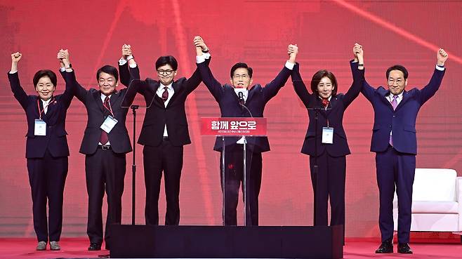 김문수 후보가 경선 주자들과 함께 기념촬영을 하고 있다. 임현동 기자