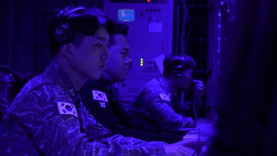 율곡이이함(DDG) 장병들이 5월 9일 전투지휘실에서 한미 연합 해상대특수전부대작전(MCSOF) 훈련을 하고 있다. 사진 해군 제공