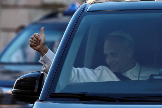 교황 레오 14세가 10일(현지시간) 이탈리아 로마의 산타 마리아 마조레 대성당에 도착해 차창 밖으로 신도들에게 인사를 하고 있다. 로이터=연합뉴스