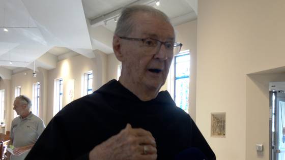 10일(현지시간)교황 레오 14세의 모교인 미국 펜실베이니아 빌라노바대학의 성당에서 진행된 미사가 끝난 뒤 마이클 휴고스 신부가 중앙일보와 인터뷰하고 있다. 빌라노바=강태화 특파원