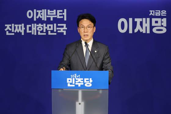 (서울=뉴스1) 이광호 기자 = 김민석 더불어민주당 상임 공동선대위원장이 11일 오전 서울 여의도 당사에서 국민의힘 김문수 대통령 후보 확정 관련 입장 발표 기자회견을 하고 있다. 뉴스1