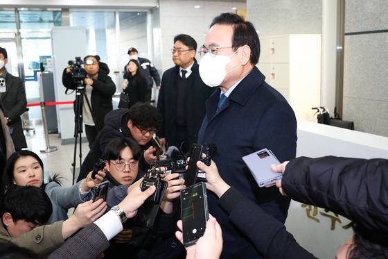 지난 1월 21일 전주지방법원 1층 로비에서 지방교육자치에 관한 법률 위반 혐의로 기소돼 항소심에서 당선 무효에 해당하는 벌금 500만원을 선고받은 서거석 전북교육감이 취재진에게 "재판부 판단을 받아들일 수 없다"며 "상고해 실체적 진실을 밝히겠다"고 밝히고 있다. 최기웅 기자