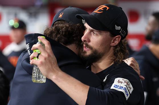 11일 고척 키움전에서 8이닝 무실점으로 역투한 뒤 폰세와 포옹하는 한화 와이스. 연합뉴스