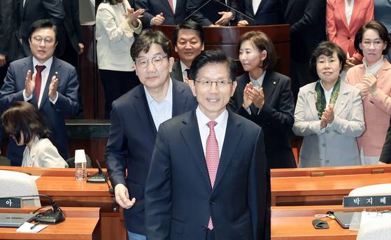 김문수 국민의힘 대선 후보가 11일 오후 국회에서 열린 의원총회를 마치고 퇴장하고 있다. 김성룡 기자