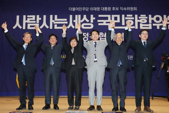 11일 오후 서울 여의도 국회 의원회관에서 열린 더불어민주당 이재명 대통령 후보 직속위원회 사람사는세상 국민화합위원회 정책협약식에서 윤여준 상임 총괄선대위원장과 박용진 사람사는 세상 국민화합위원장 등이 손을 맞잡아 들어보이며 당원들에게 인사하고 있다. 뉴스1