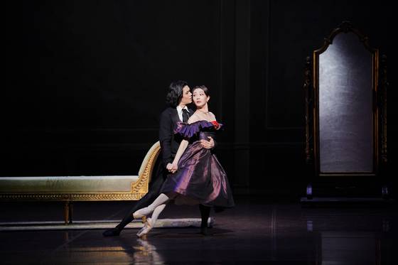 11일까지 공연되는 국립발레단 신작 ‘카멜리아 레이디’에서 마르그리트와 아르망을 춤추는 조연재(오른쪽)와 변성완. [사진 국립발레단]