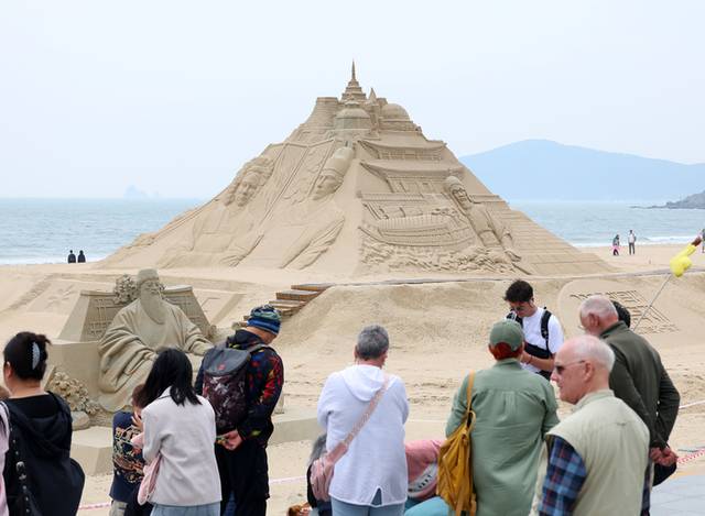 ▲ 11일 오후 부산 해운대해수욕장에서 외국인관광객과 시민들이 모래 작품을 감상하고 있다. 연합뉴스