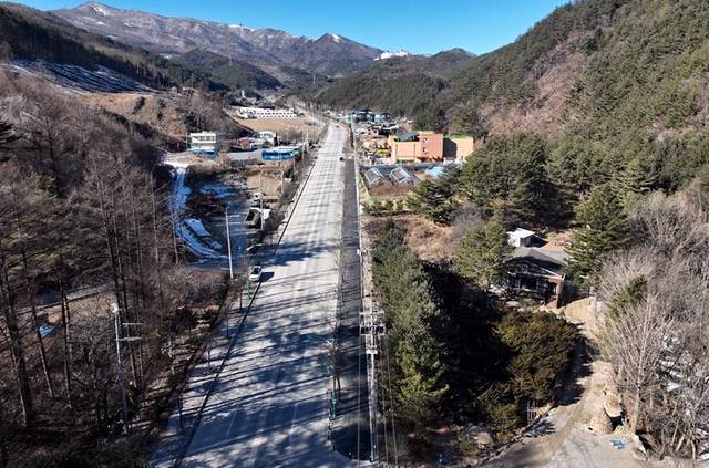 ▲ 강원 태백시가 절골에서 오투리조트를 거쳐 서학골을 잇는 폭 4m, 길이 13km에 달하는 아스콘 포장 산책로를 조성하고 있어 지역주민과 관광객들에게 건강·힐링 산책코스로 인기를 끌 것으로 전망된다.