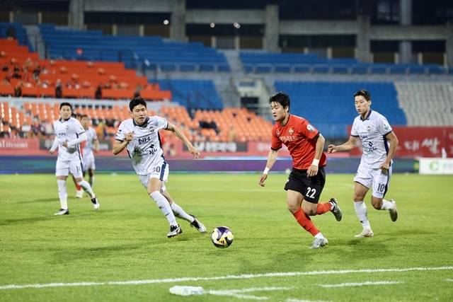 ▲ 11일 춘천 송암스포츠타운 주경기장에서 열린 하나은행 K리그1 2025 13라운드 김천상무와의 홈 경기에서 강원 이상헌이 드리블 돌파를 하고 있다. 강원FC 제공