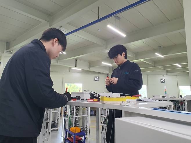 직원들이 스크러버 장비의 전장 부분을 조립하고 있다. 안성=윤현주 기자