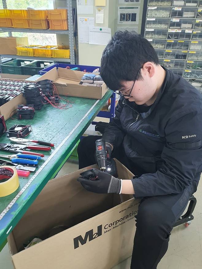 오성광 사원이 스크러버에 들어가는 환기 팬을 작업 중이다. 안성=윤현주 기자