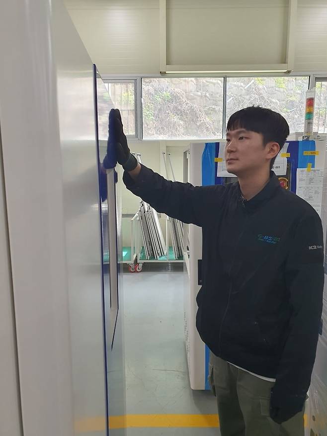 어세준 사원이 캐비닛 검수를 하고 있다. 안성=윤현주 기자