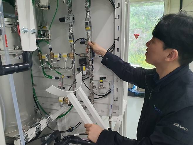 강동구 대리가 스크러버 상태를 살펴보고 있다. 안성=윤현주 기자