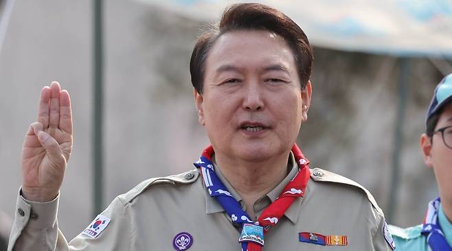 한국스카우트연맹 명예총재 추대식이 29일 서울 용산 대통령실 파인그라스 정원에서 열려 윤석열 대통령이 스카우트 대원들과 함께 선서를 하고있다. 한경DB