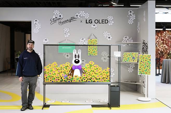 프리즈 뉴욕 2025에서 스티븐 해링턴 작가가 LG전자 투명 올레드TV와 협업한 작품의 전시 전경. /LG전자 제공