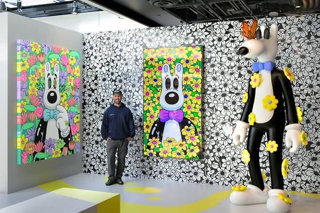 프리즈 뉴욕 2025에서 스티븐 해링턴 작가가 LG전자 투명 올레드TV와 협업한 작품의 전시 전경. /LG전자 제공