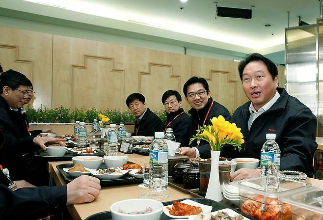최태원 SK회장의 SK하이닉스 인수 후 첫 현장 행보. 최 회장이 2012년 경기도 이천의 SK하이닉스 내부 구내식당에서 임직원들과 점심식사를 하고 있다. SK하이닉스.