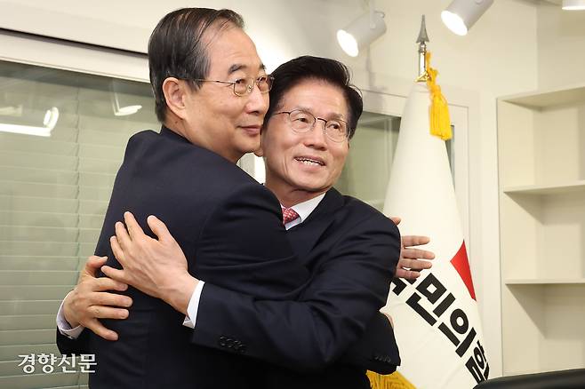 김문수 국민의힘 대선 후보(왼쪽)와 한덕수 전 국무총리가 11일 서울 여의도 국민의힘 당사에서 포옹하고 있다. 한수빈 기자