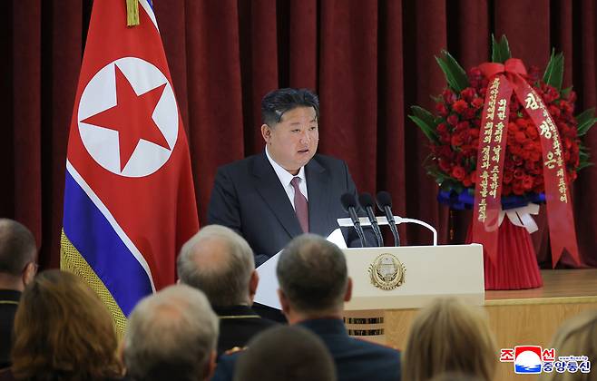 김정은 북한 국무위원장이 소련의 제2차 세계대전 승리(전승절) 80주년을 맞아 9일 오전 딸 주애와 함께 평양 주재 러시아 대사관을 방문했다고 조선중앙통신이 10일 보도했다. 연합뉴스