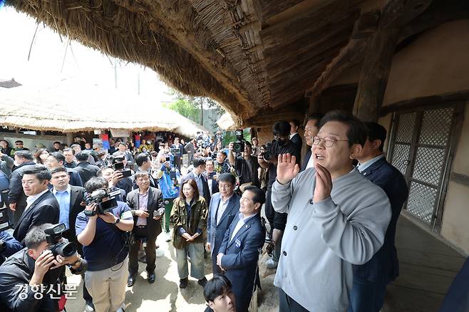이재명 더불어민주당 대선 후보가 11일 조선 시대 실학자 정약용의 유배지였던 전남 강진군 사의재를 둘러보고 있다. 박민규 선임기자