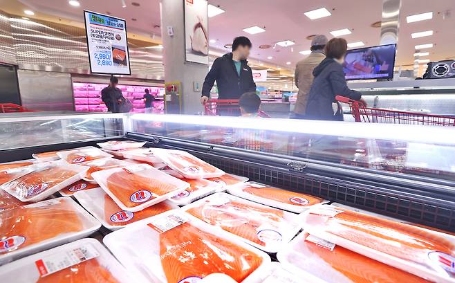 롯데마트가 지난 4월 오프라인 매장 최저가로 선보인  노르웨이산 횟감용 생연어. 연합뉴스