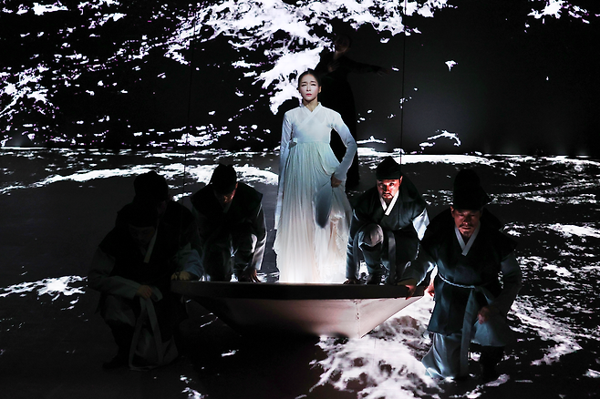 8일 서울 중구 국립정동극장에서 열린 개관 30주년 기념 전통연희극 <단심> 시연행사에서 심청을 연기한 조하늘 무용수가 인당수에 뛰어드는 장면을 시연하고 있다.. 연합뉴스