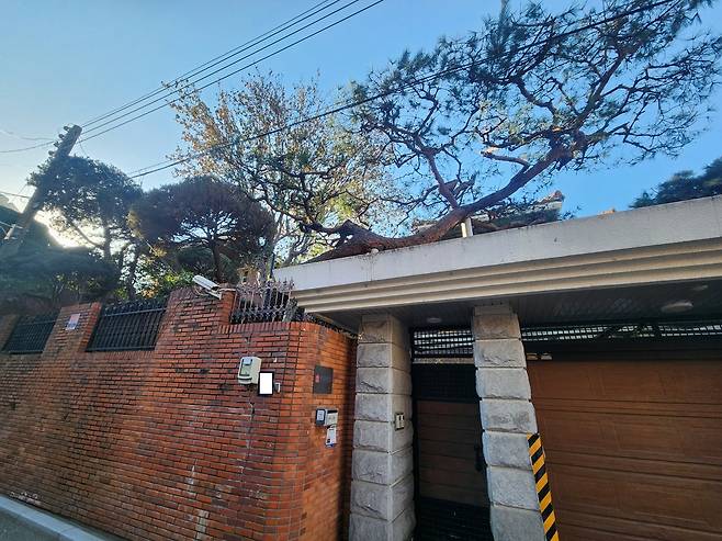 지난해 12월19일 무속인 ‘건진법사’ 전성배씨의 법당으로 알려진 서울 강남구 단독주택. 연합뉴스