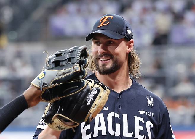 한화 라이언 와이스가 11일 고척 스카이돔에서 열린 키움전에서 깔끔하게 이닝을 마친 뒤 미소 지으며 마운드를 내려오고 있다. 연합뉴스