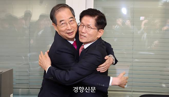 김문수 국민의힘 대선 후보(오른쪽)와 한덕수 전 국무총리가 11일 서울 여의도 국민의힘 대선후보 사무실에서 회동에 앞서  포옹을 하고 있다. 한수빈 기자