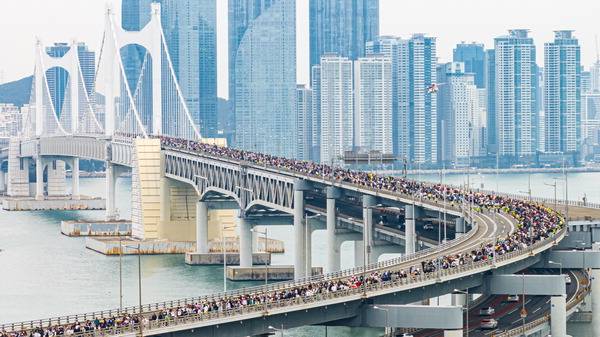 11일 성우하이텍과 함께하는 2025 다이아몬드브리지 국제걷기축제 참가자들이 광안대교 상판을 걷고 있다.  전민철 기자 jmc@kookje.co.kr