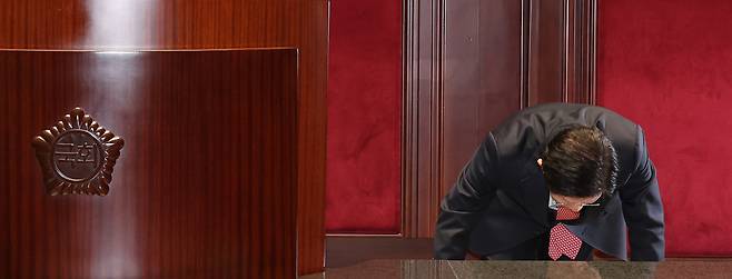 People Power Party's presidential nominee Kim Moon-soo bows to the party lawmakers in the first official meeting after he registered his candidacy with the election authorities Sunday. (Yonhap)