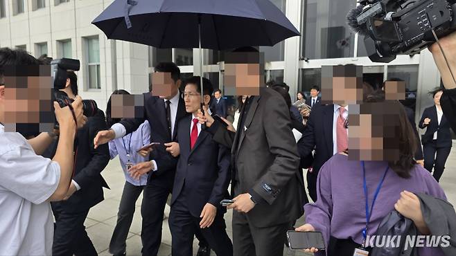 김문수 국민의힘 대선 후보가 9일 국민의힘 의원총회에서 당 지도부와 격돌 후 국회 본청에서 퇴장하고 있다. 임현범 기자