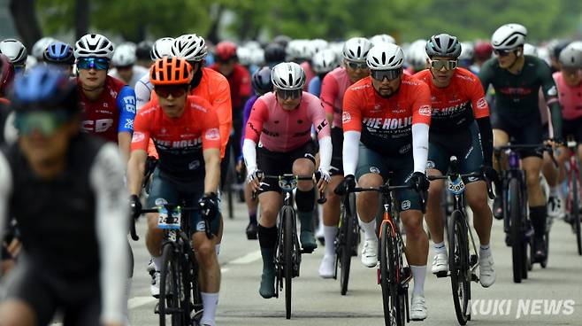 11일 강원 화천 DMZ 일원에서 열린 2025 DMZ 랠리에 참가한 마니아들이 힘찬 라이딩을 펼치고 있다.