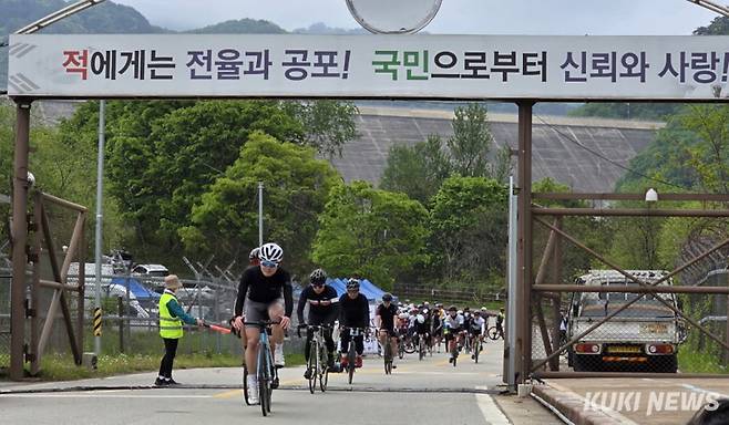 11일 강원 화천군 일원에서 열린 2025 화천 DMZ 랠리에 참가한 라이더들이 민간인 통제구역(민통선)을 구간을 질주하고 있다.