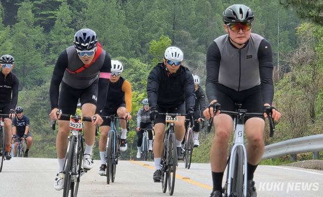 11일 강원 화천 DMZ 일원에서 열린 2025 DMZ 랠리에 참가한 마니아들이 힘찬 라이딩을 펼치고 있다.