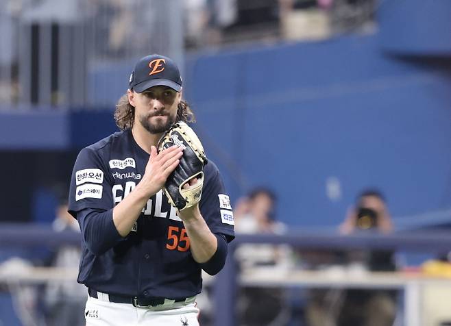 한화 이글스 선발투수 와이스가 11일 서울 고척스카이돔에서 열린 프로야구 키움 히어로즈와 경기에서 8이닝을 무실점 호투를 별치고 있다. 사진=연합뉴스