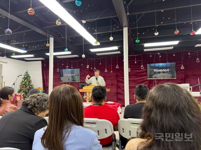 뿌르브도르지 몽골리안바이블스쿨 총장이 지난달 학교에서 학생들에게 강의하는 모습. 뿌르브도르지 총장 제공