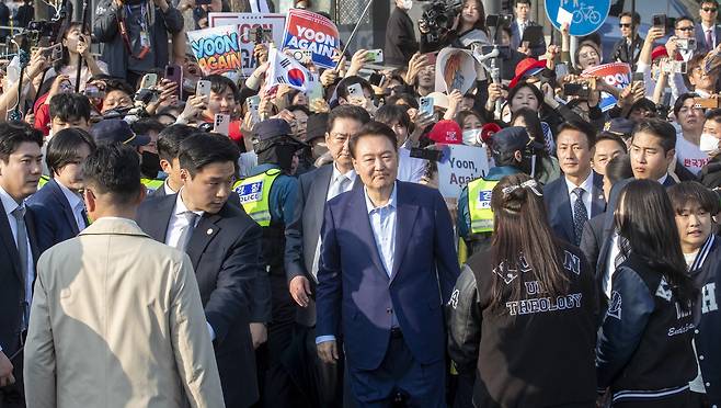 지난달 11일 서울 용산구 한남동 대통령 관저를 떠나며 지지자들에게 인사하는 윤석열 전 대통령. 공동취재사진