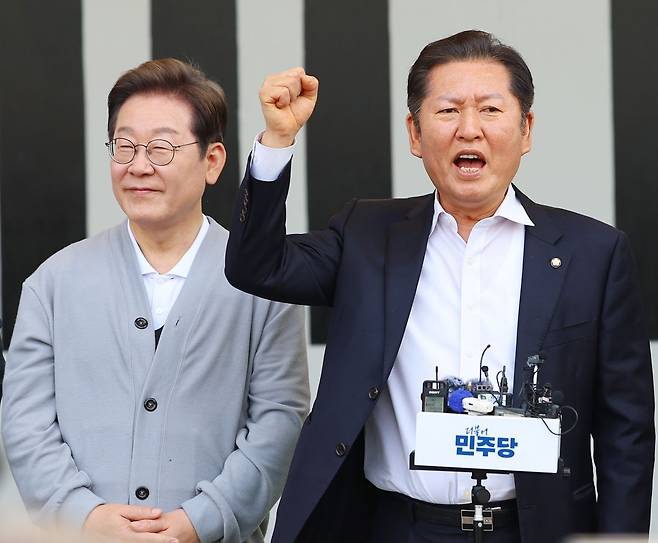 정청래 더불어민주당 의원이 11일 전남 해남군 해남읍 군민광장에서 열린 이재명 대선 후보 골목골목 경청투어에서 이 후보 지지발언을 하고 있다. 연합뉴스