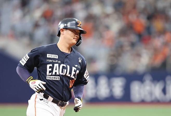 프로야구 한화 이글스의 외야수 이진영이 11일 서울 고척스카이돔에서 열린 2025 KBO 키움 히어로즈와 경기에서 6회초 솔로 홈런을 친 뒤 달리고 있다. 연합뉴스