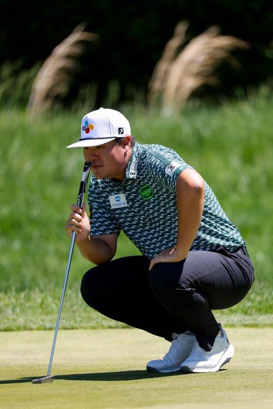 그린 살피는 임성재. 사진[AFP=연합뉴스]