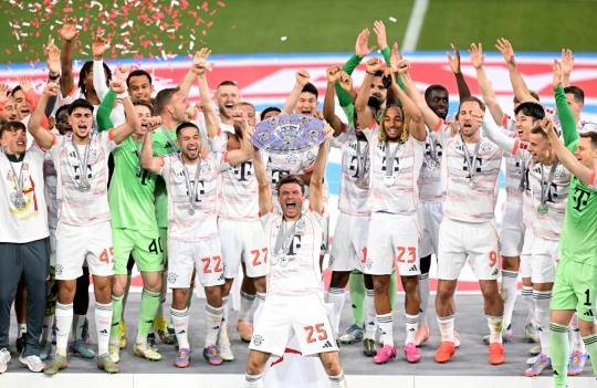 가장 먼저 트로피 들어 올리는 뮐러. 사진[로이터=연합뉴스]